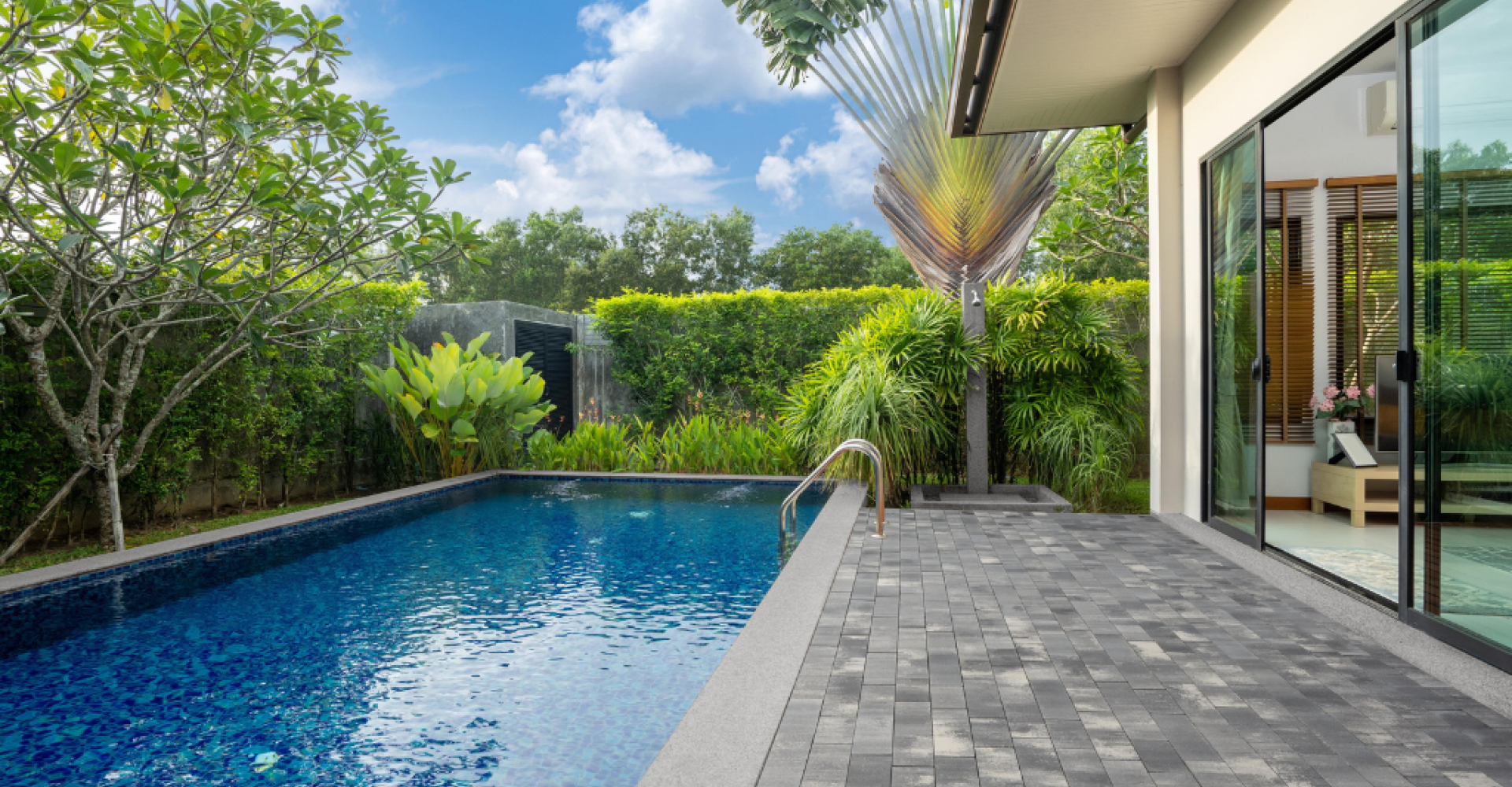 Haus mit Terrasse und Pool mit Begrünung