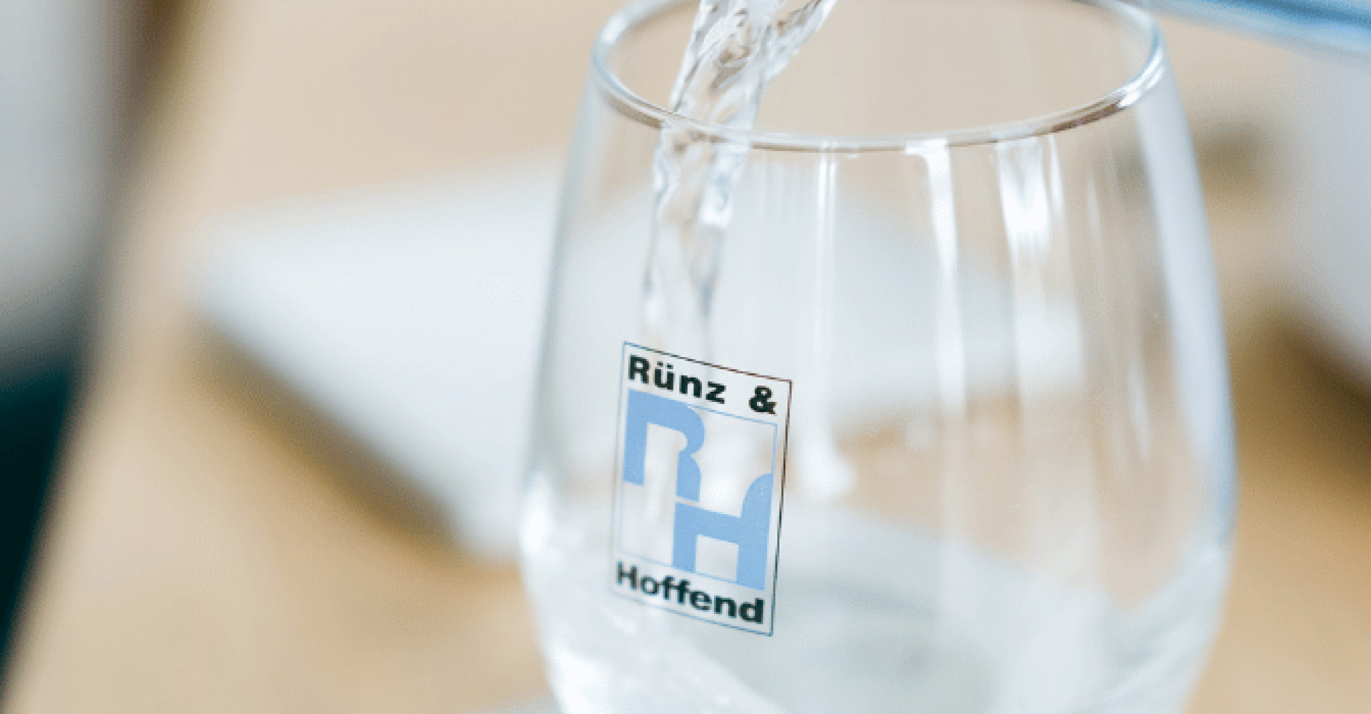 Wasserglas mit R&H Logo