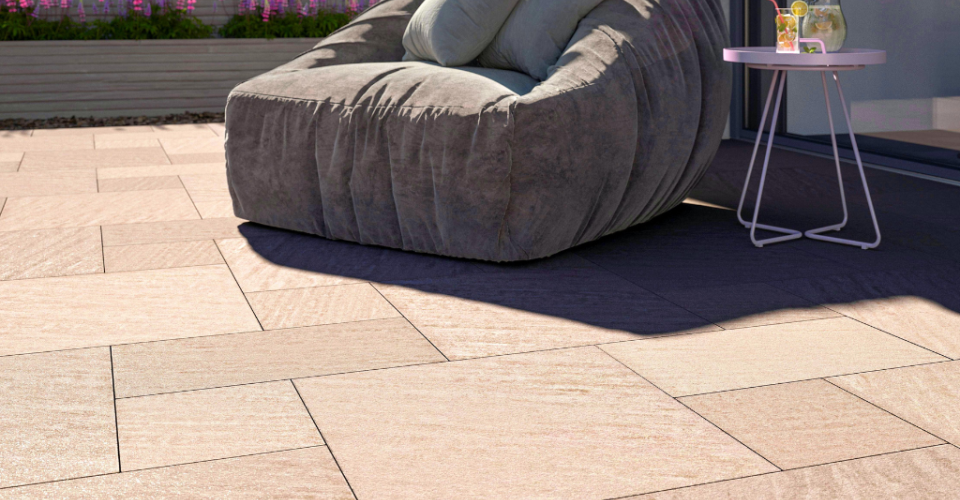 Terrasse mit beigen Platten und Sitzsessel