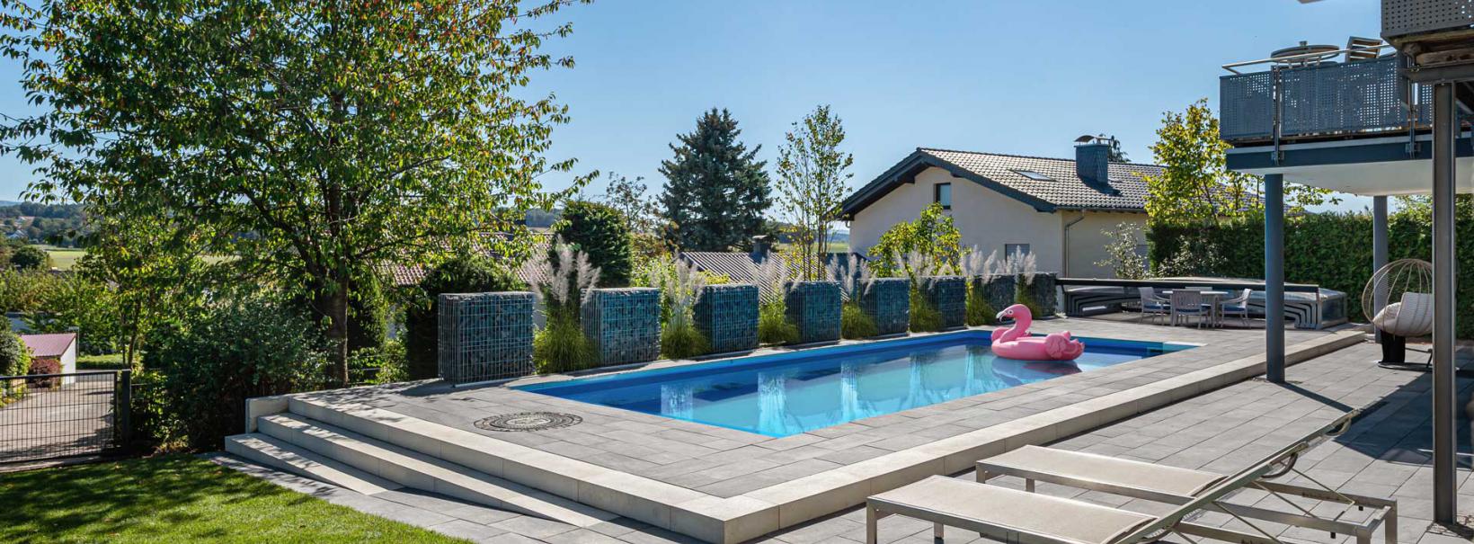 Rünz & Hoffend Living Moments Terrassenplatten anthrazit-nuanciert Pool