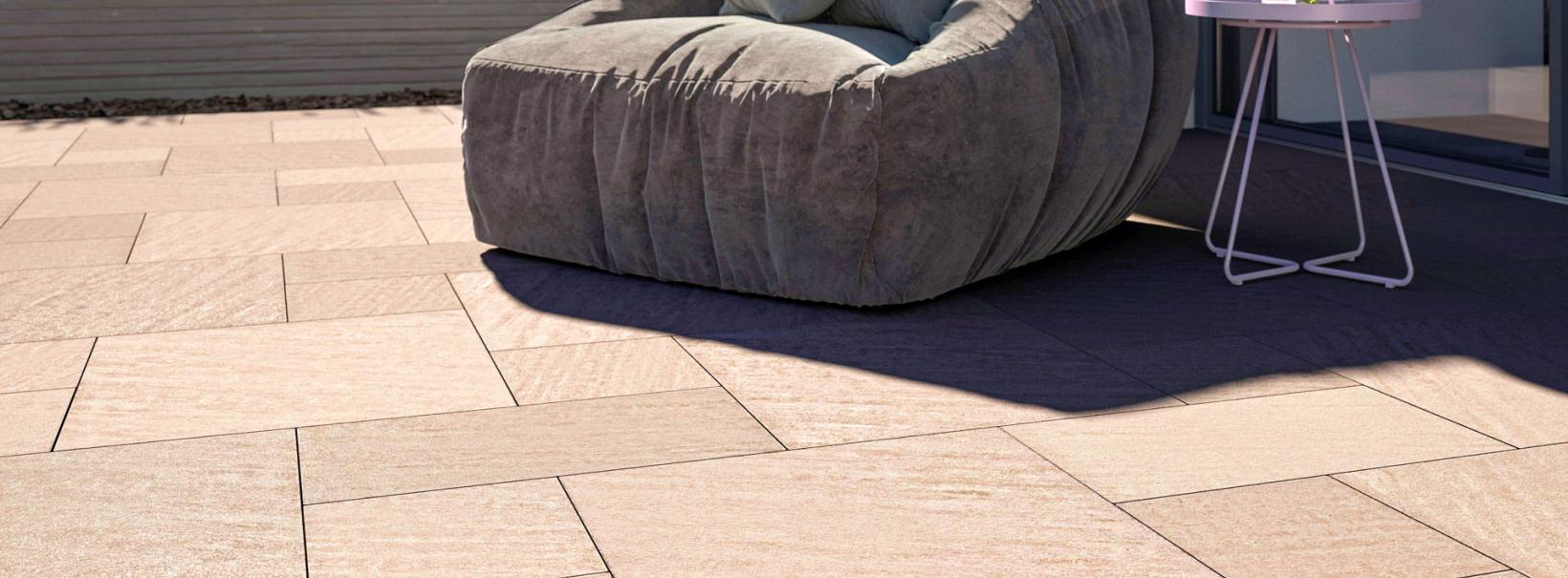 Rünz & Hoffend Living Moments Terrassenplatten sand-nuanciert Terrasse mit Sessel