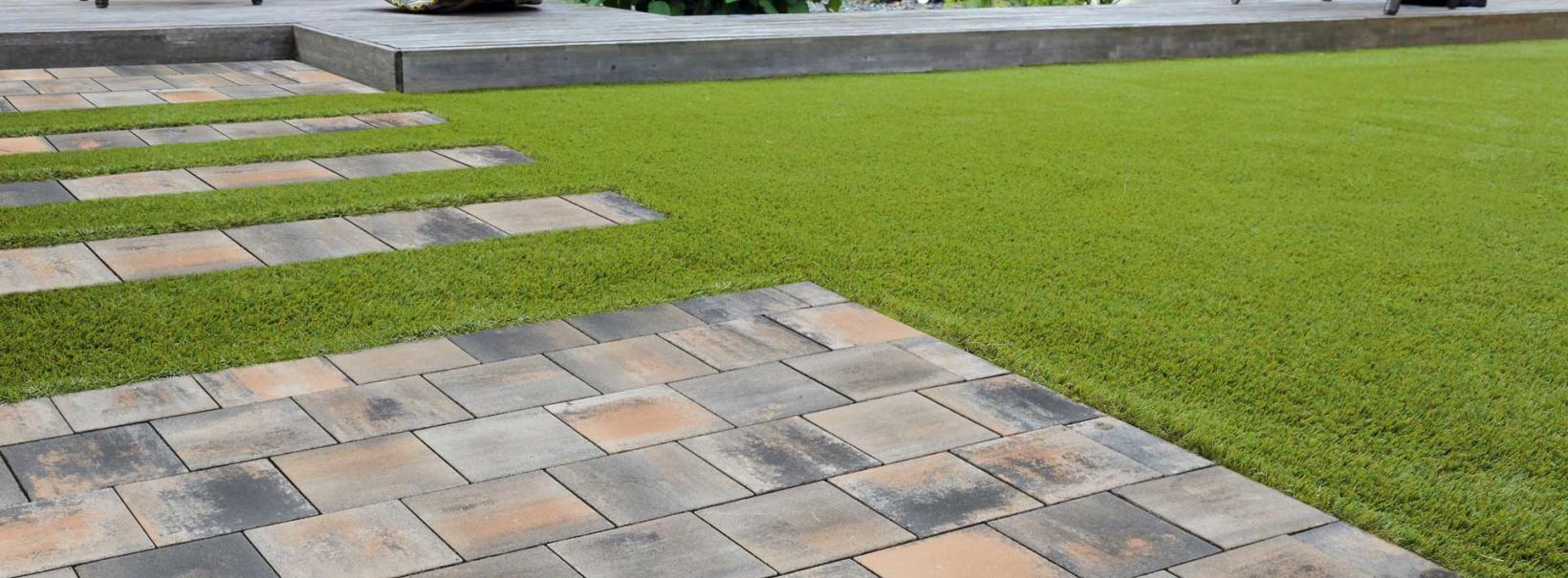 Rünz & Hoffend AQUA Gestaltungspflaster Garten mit Terrasse muschelkalk