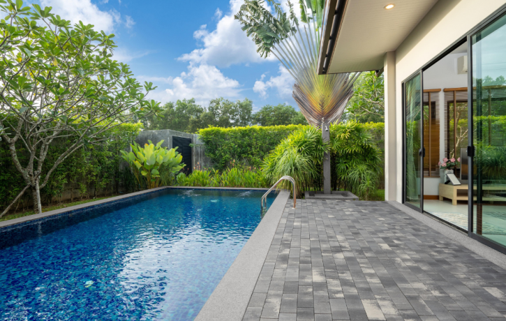 Haus mit Terrasse und Pool mit Begrünung