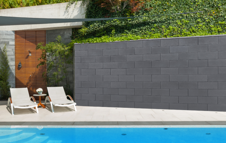 Pool mit Liegen und Mauer im Hintergrund