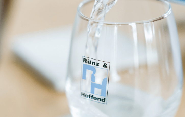 Wasserglas mit R&H Logo