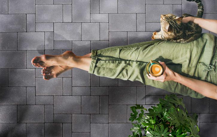 Cascara anthrazit Mood Person mit Katze